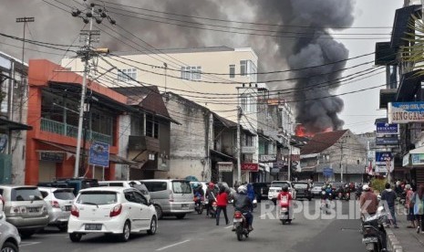 Kebakaran terjadi di Pasa Ateh (Pasar Atas) Bukittinggi, Senin (30/10).