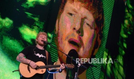 Penyanyi asal Inggris, Ed Sheraan saat tampil pada konser bertajuk Ed Sheeran Divide World Tour 2019 di Stadion Utama Gelora Bung Karno, Jakarta, Jumat (3/5).