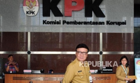 Menteri Dalam Negeri Tjahjo Kumolo (tengah) saat tiba di Gedung KPK, Jakarta, Senin (26/2).