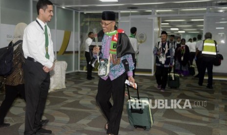 Sejumlah calon jamaah haji membawa koper usai mencoba fasilitas fast track pada acara pelepasan jamaah haji Indonesia asal DKI Jakarta di Bandara Internasional Soekarno Hatta, Tangerang, Ahad (7/7).