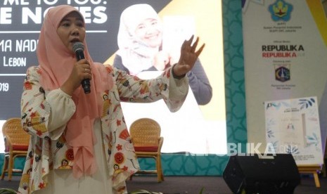 Penulis Asma Nadia memberikan paparan saat talkshow pada acara Islamic Book Fair 2019 di Jakarta Convention Center, Jakarta, Ahad (3/3).