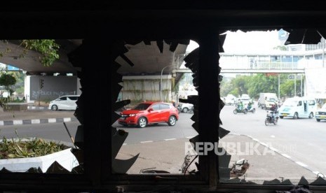 ondisi bangunan pos polisi bundaran slipi yang hangus terbakar pasca aksi demo pelajar tolak UU KPK hasil revisi dan RKUHP di kawasan Petamburan, Jakarta, Kamis (26/9/2019).