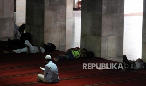 Keserakahan menghiasi sejarah peradaban manusia. Umat Muslim beribadah di Masjid Istiqlal, Jakarta, Kamis (17/5).