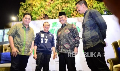 RABU HIJRAH. Tokoh muda nasional,Erick Thohir (kiri), Founder Paytren Yusuf Mansur (kedu dari kiri), dan Dewan Pembimna YPI Masjid Al Azhar Jimly Asshiddiqie (kedua kanan) dan founder Rabu Hijrah Arief Rosyid (kanan) pada acara Rabu HIjrah di Jakarta, Rabu (13/2).