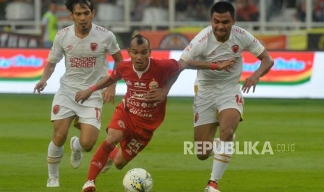 Pemain Persija Jakarta Riko Simanjuntak  berebut bola dengan pemain PSM Makassar dalam laga lanjutan Liga 1 di Stadion Gelora Bung Karno, Senayan, Jakarta, Rabu (28/8).