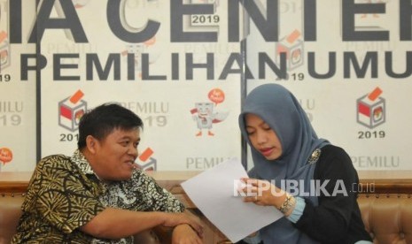 Direktur Eksekutif Komite Pemantau Legislatif (KOPEL) Syamsuddin Alimsyah (kanan).