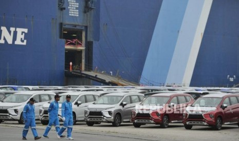 Sejumlah mobil Mitsubishi Xpander yang akan diekspor bersiap memasuki kapal pengangkut di PT Indonesia Kendaraan Terminal atau IPC Car Terminal, Cilincing, Jakarta, Rabu (25/4).