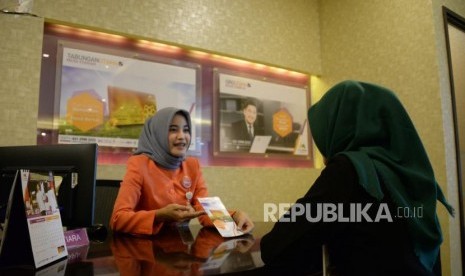 Petugas melayani nasabah di Bank Mega Syariah, Jakarta beberapa waktu lalu.