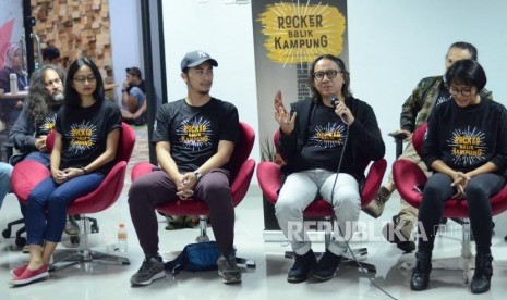 Sutradara Uli Rahman memberikan penjelasan kepada wartawan pada Kick-off Film Rocker Balik Kampung, di Gedung Creative Hub, Kota Bandung, Rabu (7/3).