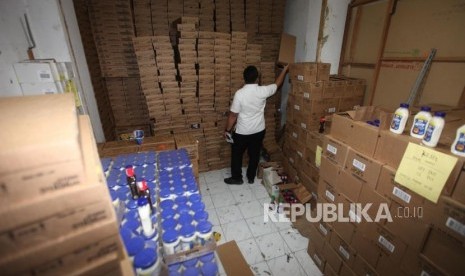 Petugas memeriksa makanan di lokasi gudang makanan. 