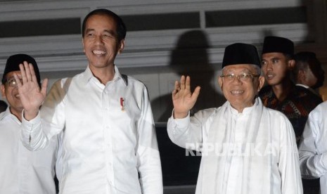 Jokowi dan Ma'ruf di Situbondo. Calon Presiden Joko Widodo (kiri) bersama Calon Wakil Presiden Ma'ruf Amin (kanan) nomor urut 1 menyapa awak media saat datang di Jalan Situbondo, Menteng, Jakarta Pusat, Kamis (27/6).