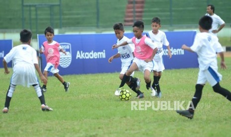 Anak didik Akademi Persib berlatih di Lapangan Stadion Siliwangi, Kota Bandung.