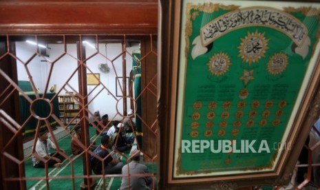 Warga berdoa saat berziarah di Masjid Luar Batang, Jakarta. 