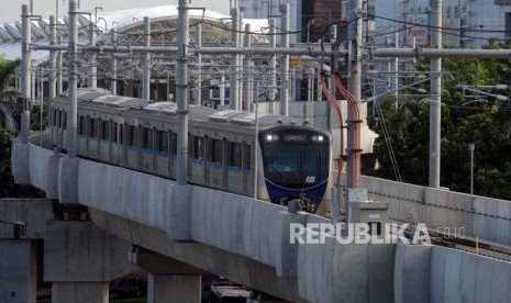 Kereta MRT melintas saat uji coba publik pengoperasian MRT fase I Koridor Lebak Bulus-Bundaran HI di Jakarta, Rabu (13/3).