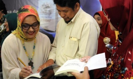 Penulis Buku Jawa dan Halal di Thailand Marissa Haque Fawzi (kiri) memberikan tanda tangan pada buku karangannya usai launching dan bedah buku Jawa dan Halal di Thailand di Gedung Pusat Dakwah Muhammadiyah, Jakarta, Senin (26/2).