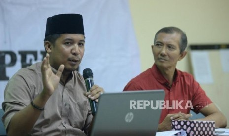 Wakil Sekjen Federasi Serikat Guru Indonesia (FSGI) Satriwan Salim (kiri).