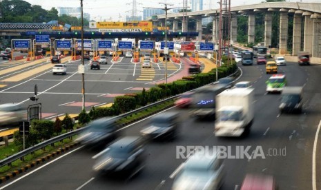 Sejumlah kendaraan melintasi gerbang tol Cililitan, Jakarta, Selasa (31/10).