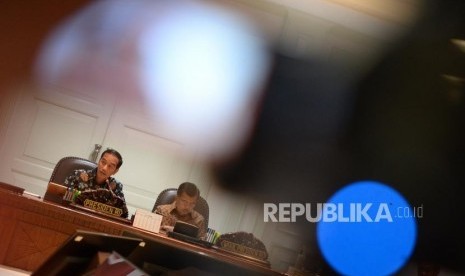 Presiden Joko Widodo bersama Wapres Jusuf Kalla memimpin Rapat Pleno Komite Nasional Keuangan Syariah (KNKS) di Kantor Kepresidenan, Jakarta, Senin (5/2).