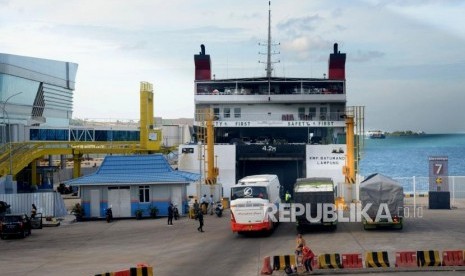 Kendaraan memasuki kapal untuk menyeberang di Pelabuhan Bakauheni, Lampung, Kamis (2/5).