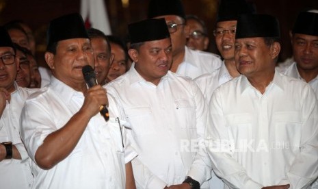 Ketua Umum Partai Gerindra Prabowo Subianto (kiri) didampingi Mayjen (Pur) Sudrajat (kanan) bersama jajaranya memberikan keterangan kepada media saat konferensi pers Pengumuman Calon Gubernur Jawa Barat pada Pilkada 2018, Padepokan Garudayaksa, Hambalang, Bogor, Jawa Barat, Sabtu (9/12).