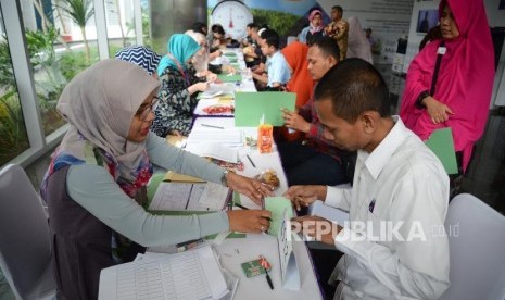 Bersama Mendukung Muamalat. Jamaah dan anggota Paytren membuka rekening tabungan bersama-sama di kantor pusat Bank Muamalat, Jakarta, Rabu 928/2).