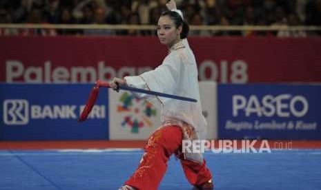 Atlet wushu Indonesia Lindswell Kwok beraksi di cabang wushu nomor taijijian Asian Games 2018 di Kemayoran, Jakarta, Senin (20/8).