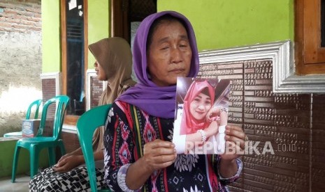 Warsem, menunjukkan foto anaknya, Nurhidayati, di rumahnya di Desa Kenanga, Kecamatan Sindang, Kabupaten Indramayu, Kamis (3/1).