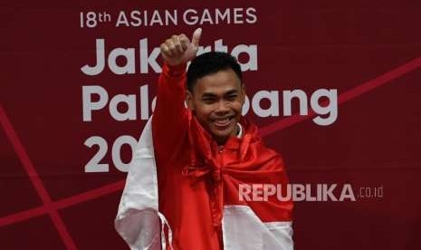 Lifter Indonesia  Eko Yuli  Irawan  mengacungkan  jempol usai melakukan angkatan saat bertanding di cabang angkat besi putra nomor 62 Kg Asian Games 2018 di Hall A Kemayoran, Jakarta, selasa (21/8).