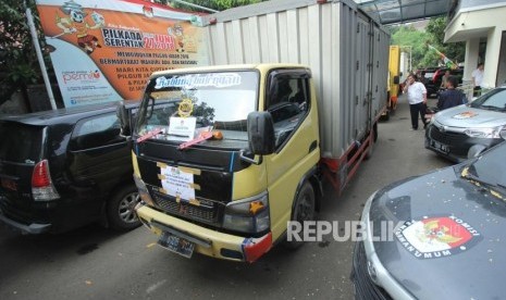 Puluhan truk berisi logistik Bahan Kampaye (BK) dan Alat Peraga Kampanye (APK) Pilgub Jawa Barat 2018 diparkir di halaman Komisi Pemilihan Umum (KPU) Jawa Barat, Jalan Garut, Kota Bandung, Rabu (28/2).