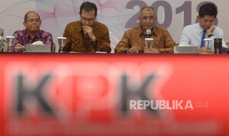 Ketua KPK, Agus Raharjo(kedua kanan), Wakil Ketua KPK, Saut Situmorang(kedua kiri) dan  Laode M Syarif ( kanan) beserta pimpinan KPK memberikan keterangan pers terkait  kinerja KPK selama tahun 2018 di KPK, Jakarta, Rabu (19/12).