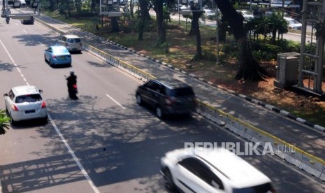 Penambahan Kamera Tilang Elektronik.Kendaraan melintasi Kamera pengawas atau Closed Circuit Television (CCTV) terpasang di kawasan Jalan Medan Merdeka Barat, Jakarta Pusat, Senin (1/7).