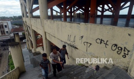 Warga melintasi tangga bangunan shelter tsunami Labuan, Pandeglang, Banten, Sabtu (29/12).