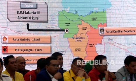 Perwakilan partai politik menyimak paparan perolehan suara saat Rapat Pleno Terbuka Penetapan Kursi dan Calon Terpilih Anggota DPR dan DPD Pemilu 2019 di Jakarta, Sabtu (31/8).