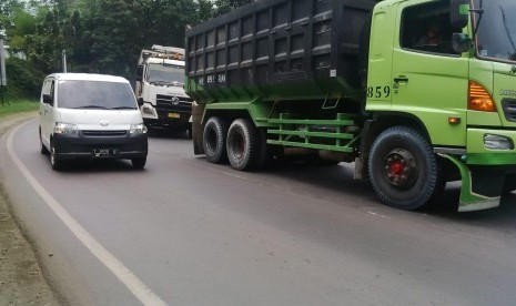 Dump truck atau tonase di jalur Arteri Purwakarta-Bandung