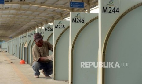 Pekerja saat menyelesaikan pembangunan jembatan multiguna atau skybridge di kawasan Tanah Abang, Jakarta Pusat, Rabu (7/11).