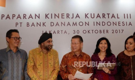 Dirut Bank Danamon Sng Seow Wah (tengah), berbincang dengan jajaran Direktur Bank Danamon Vera Eve Liem (kedua kanan), Satinder Ahluwalia (kedua kiri), Hafid Hadeli (kiri), dan Michellina Triwardhany sebelum memberikan keterangan pers tentang laporan keuangan untuk sembilan bulan pertama tahun 2017, Jakarta, Senin (30/10).