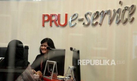 Pertumbuhan Asurasi Syariah. Petugas melayani nasabah di kantor layanan Asuransi Prudential Syariah, Jakarta, Rabu (14/3).