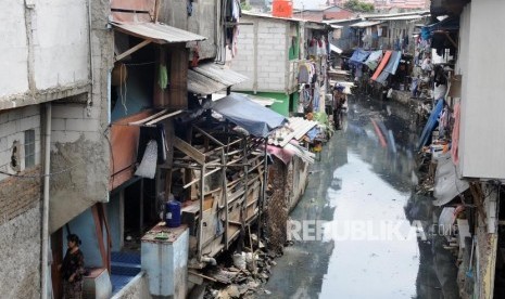 Warga beraktivitas di kawasan pemukiman kumuh / Ilustrasi