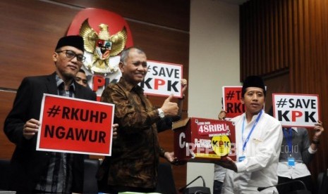 Mantan Ketua KPK M. Jasin bersama Ketua KPK Agus Rahardjo, Ketua PP Pemuda Muhamadiyah Virgo Sulistyo Gohardi (dari kiri) memberikan petisi dukungan secara simbolis usai konferensi pers di Gedung KPK, Jakarta, Selasa (5/6).