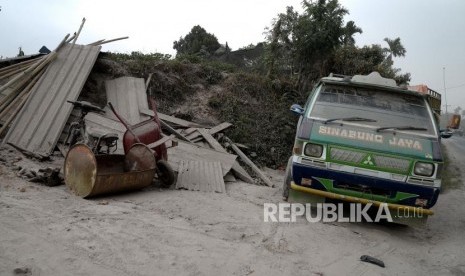 Pasca Letusan Sinabung. Kendaraan warga tertutup abu vulkanis pascaerupsi Gunung Sinabung di kawasan Simpang Empat, Karo, Sumatera Utara, Selasa (20/2).