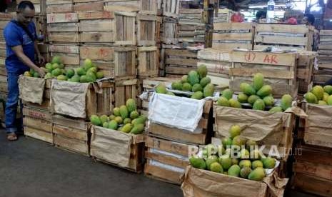 Pedagang memilah buah mangga di Pasar Induk Kramat Jati, Jakarta, Ahad (7/10).