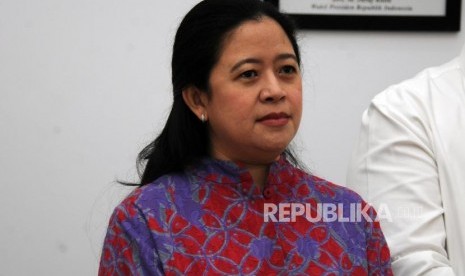 Menteri Koordinator Bidang Pembangunan Manusia dan kebudayaan Puan Maharani usai penandatanganan Surat Keputusan Bersama (SKB) di Kementerian Koordinator Bidang Pembangunan Manusia dan kebudayaan, Jakarta, Senin (18/12).