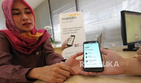 Nasabah melihat informasi Sukuk Tabungan Seri ST003 melalui website Mandiri Syariah di Jakarta, Kamis (7/1).