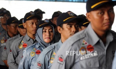 Sejumlah petugas Dinas Sosial melaksanakan apel bersama di Kantor Dinas Sosial Provinsi DKI Jakarta, Jakarta, Selasa (5/6).