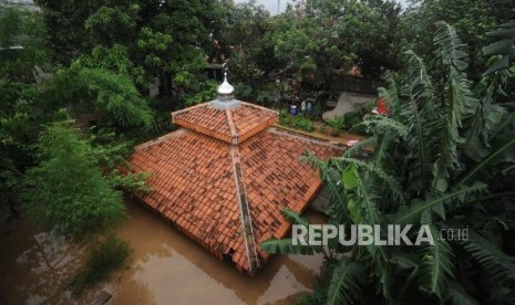 Mushala Al-Innayah terkena banjir di kawasan Pejaten Timur,Jakarta, Senin (5/2).