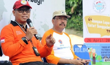 Direktur Badan Amil Zakat Nasional (Baznas) Tanggap Bencana Ahmad Fikri dan Deputi Bidang Pencegahan dan Kesiapsiagaan Badan Nasional Penanggulangan Bencana (BNPB) Bernardus Wisnu Widjaja (dari kiri) memberikan paparan pada acara Talk Show Siap Siaga Berbagi di Bundaran HI, Jakarta, Ahad (15/4).