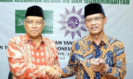 Ketua Umum PBNU Said Aqil Siroj dan Ketua Umum PP Muhammadiyah Haedar Nashir (dari kiri) bersalaman usai melakukan silahturahim di Gedung PBNU, Jakarta, Jumat (23/2).