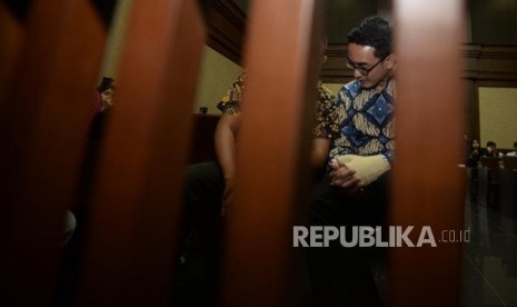 Terdakwa kasus dugaan menerima gratifikasi dan suap pengesahan APBD Provinsi Jambi, Gubernur nonaktif Zumi Zola saat menunggu sidang tuntutan   di Pengadilan Tindak Pidana Korupsi, Jakarta, Kamis (8/11).