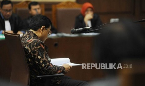 Terdakwa kasus korupsi KTP Elektronik Setya Novanto  membaca nota keberatan di  persidangan pengadilan  tindak pindana korupsi, Jakarta, Rabu (20/12).