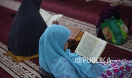 Seorang Jamaah membaca Alquran seusai shalat di Masjid Sunda Kelapa, Jakarta.